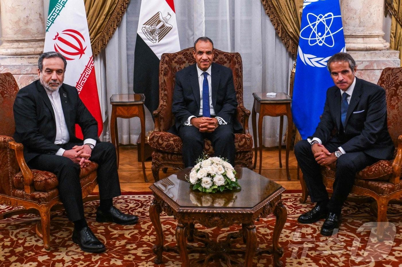 지난 9일&#40;현지시간&#41; &#40;왼쪽부터&#41; 아바스 아라그치 이란 외무장관, 바드르 압델라티 이집트 외무장관, 라파엘 그로시 국제원자력기구&#40;IAEA&#41; 사무총장이 이집트 카이로에서 회담을 갖고 있다. 2025.09.09 ⓒ AFP=뉴스1 ⓒ News1 김지완 기자