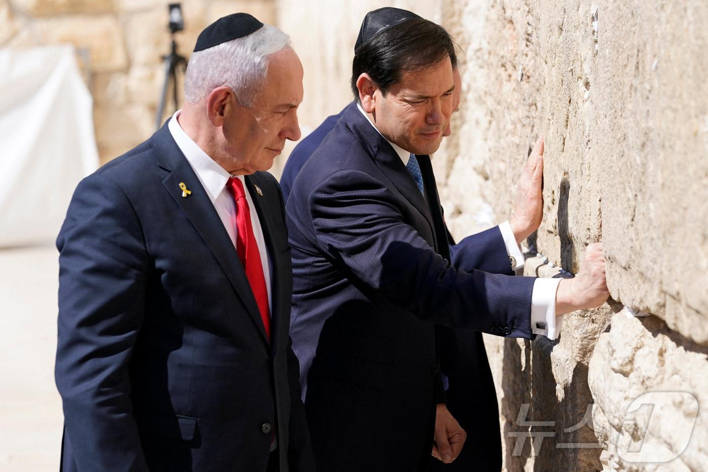 베냐민 네타냐후 이스라엘 총리(왼쪽)와 마코 루비오 미국 국무장관이 14일(현지시간) 예루살렘에 위치한 유대교의 성지 '통곡의 벽'을 방문했다. 2025.9.14 ⓒ 로이터=뉴스1 ⓒ News1 김경민 기자