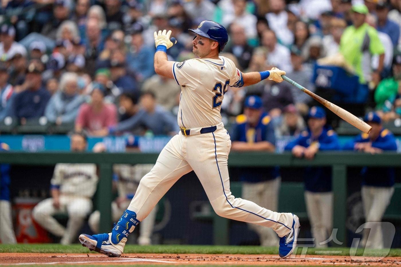 시애틀 매리너스 포수 칼 롤리가 15일(한국시간) 열린 2025 메이저리그 LA 에인절스전에서 1회말 시즌 54호 2점 홈런을 터뜨렸다. ⓒ AFP=뉴스1