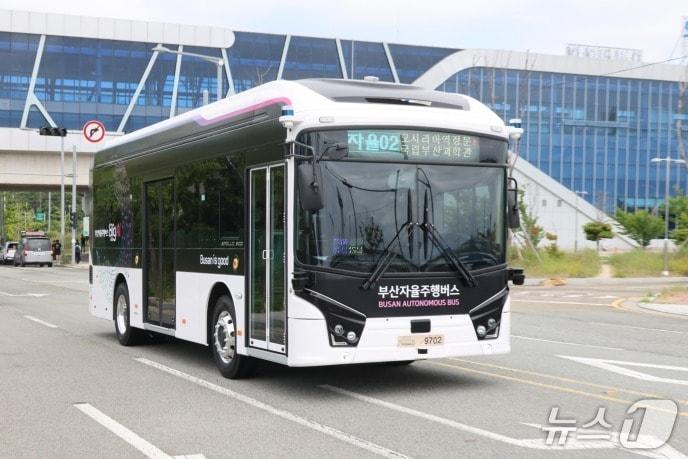본문 이미지 - 오시리아 관광단지에서 자율주행버스 시범 운행.(부산시 제공. 재판매 및 DB금지)