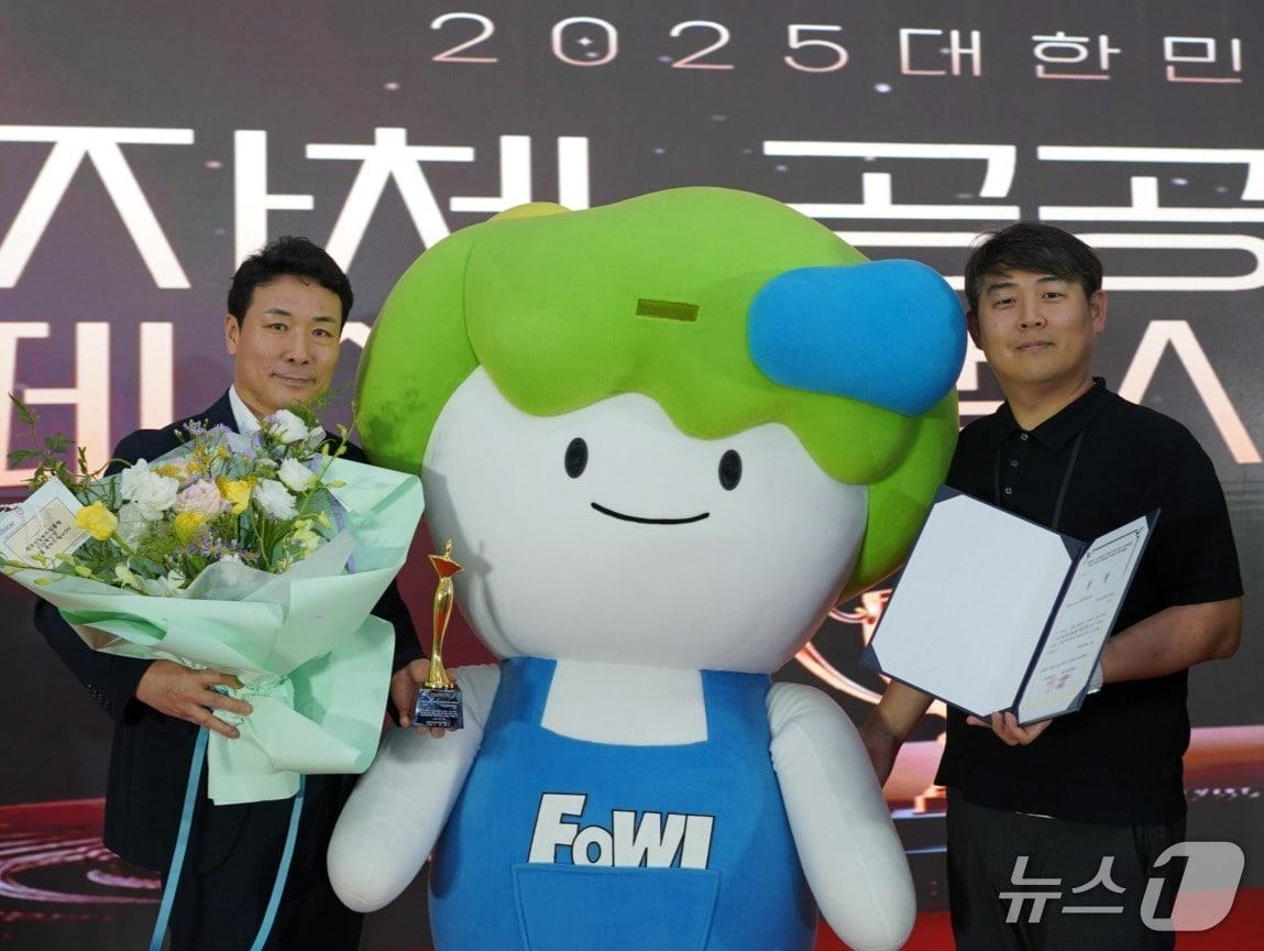 본문 이미지 - 연성훈 미래전략본부장&#40;왼쪽&#41;과 이재민 팀장이 기념 촬영을 하는 모습. &#40;산림청 한국산림복지진흥원 제공.재판매 및 DB 금지&#41;/뉴스1