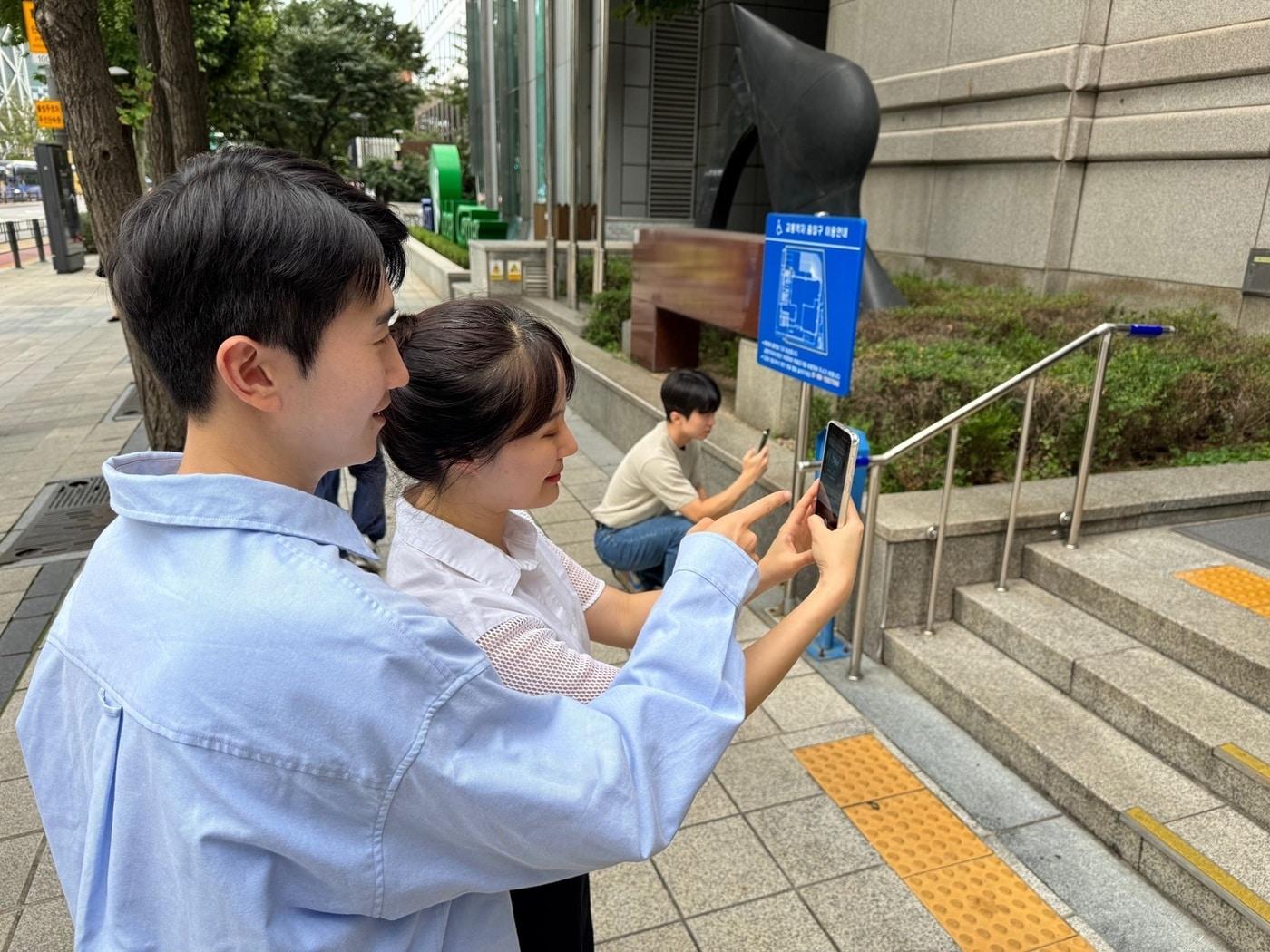 본문 이미지 - SK이노베이션 계열 구성원들이 지난 14일 로드메이커 활동에 참여해 사진을 촬영하고 있다.(SK이노베이션 제공)