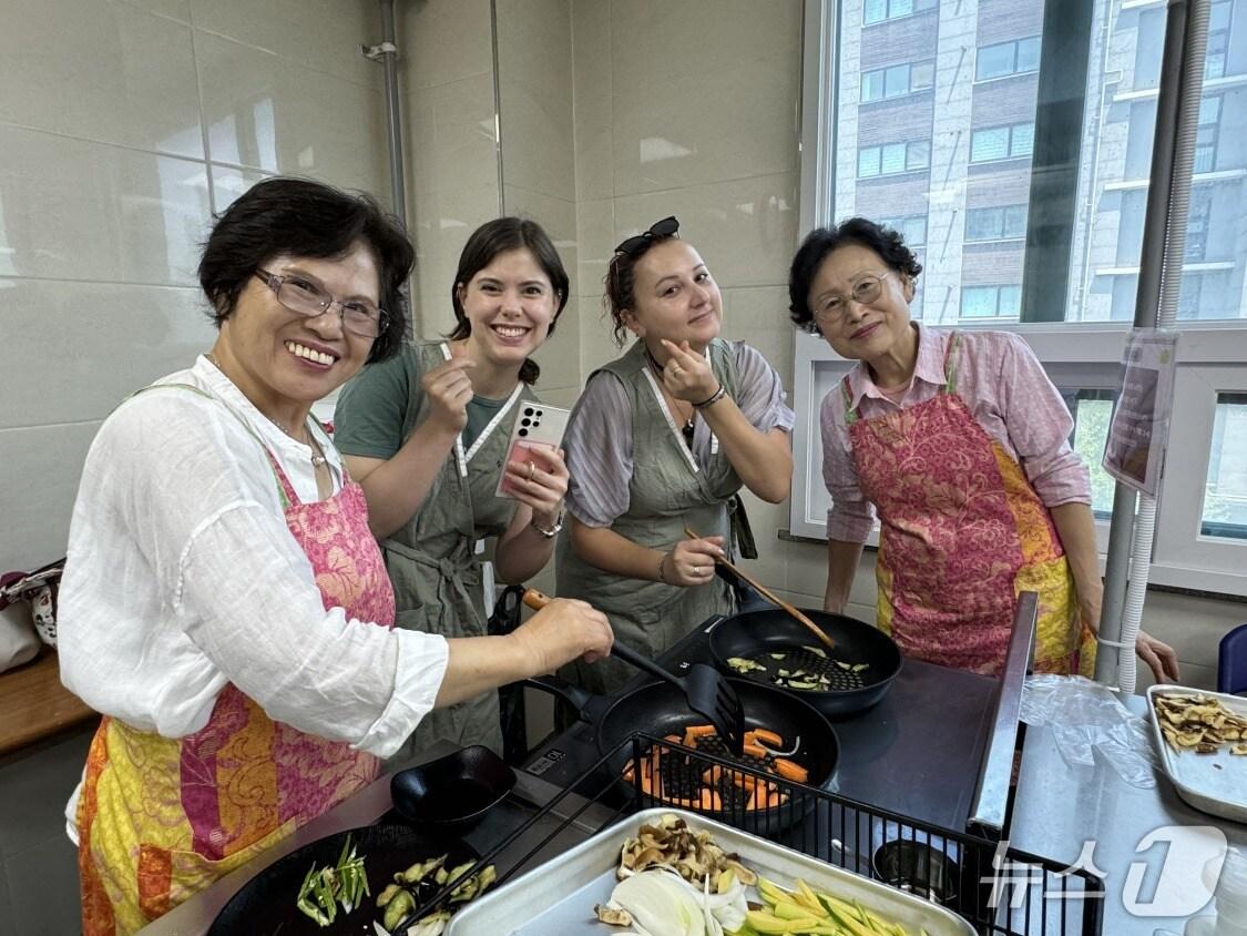 본문 이미지 - 지난해 이태원글로벌빌리지센터에서 진행된 '추석맞이 요리교실' 모습.(서울시 제공)