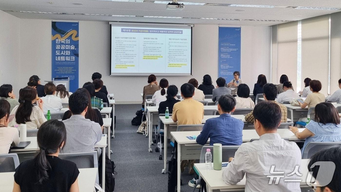 세화미술관이 &#39;2025 공공미술 포럼&#39;을 개최했다. 사진은 세화미술관 2층 교육실에서 13일에 열린 포럼 행사 중 김이순 미술사학자가 발제하는 모습 &#40;사진 제공=세화미술관&#41; 