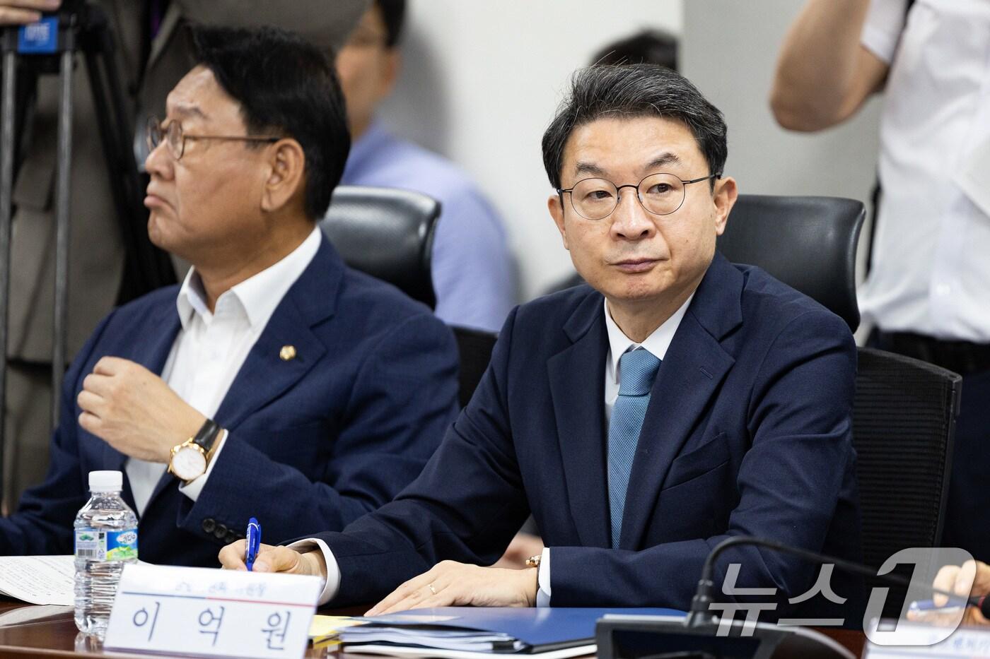 이억원 금융위원장이 15일 서울 여의도 국회 의원회관에서 열린 추석 민생안정대책 당정협의에 참석해 김병기 민주당 원내대표의 발언을 지켜보고 있다. 2025.9.15/뉴스1 ⓒ News1 유승관 기자