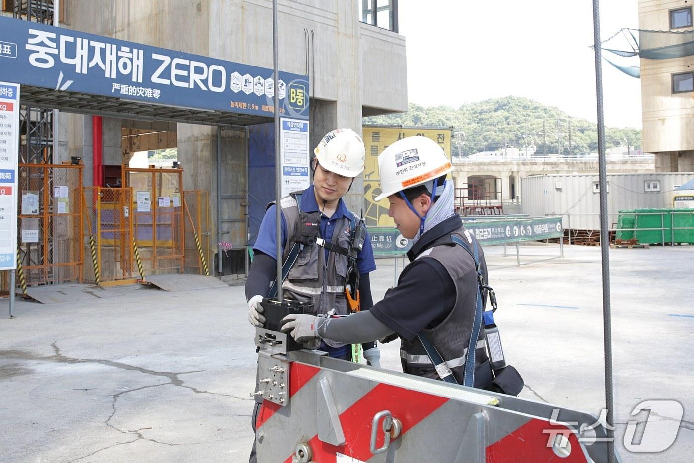 한화 건설부문 공사현장에서 근로자들이 스마트 안전진단 장비를 활용해 와이어로프를 점검하는 모습 (한화 건설부문 제공).뉴스1 ⓒ News1