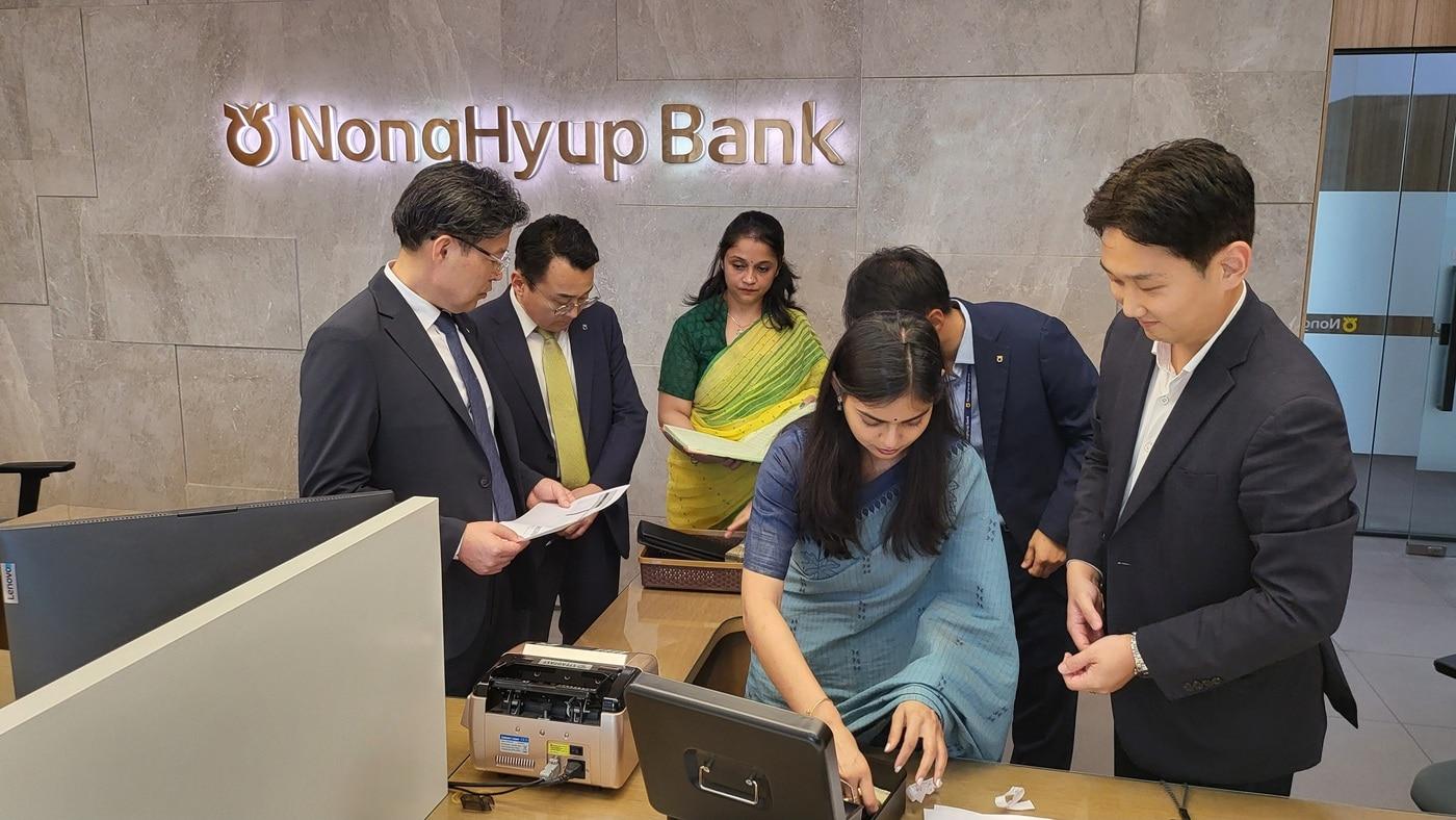 본문 이미지 - 농협은행 이청훈 글로벌사업부문 부행장이 인도 노이다 지점을 방문하여 직접 시재검사를 하고 있다 (농협은행 제공)