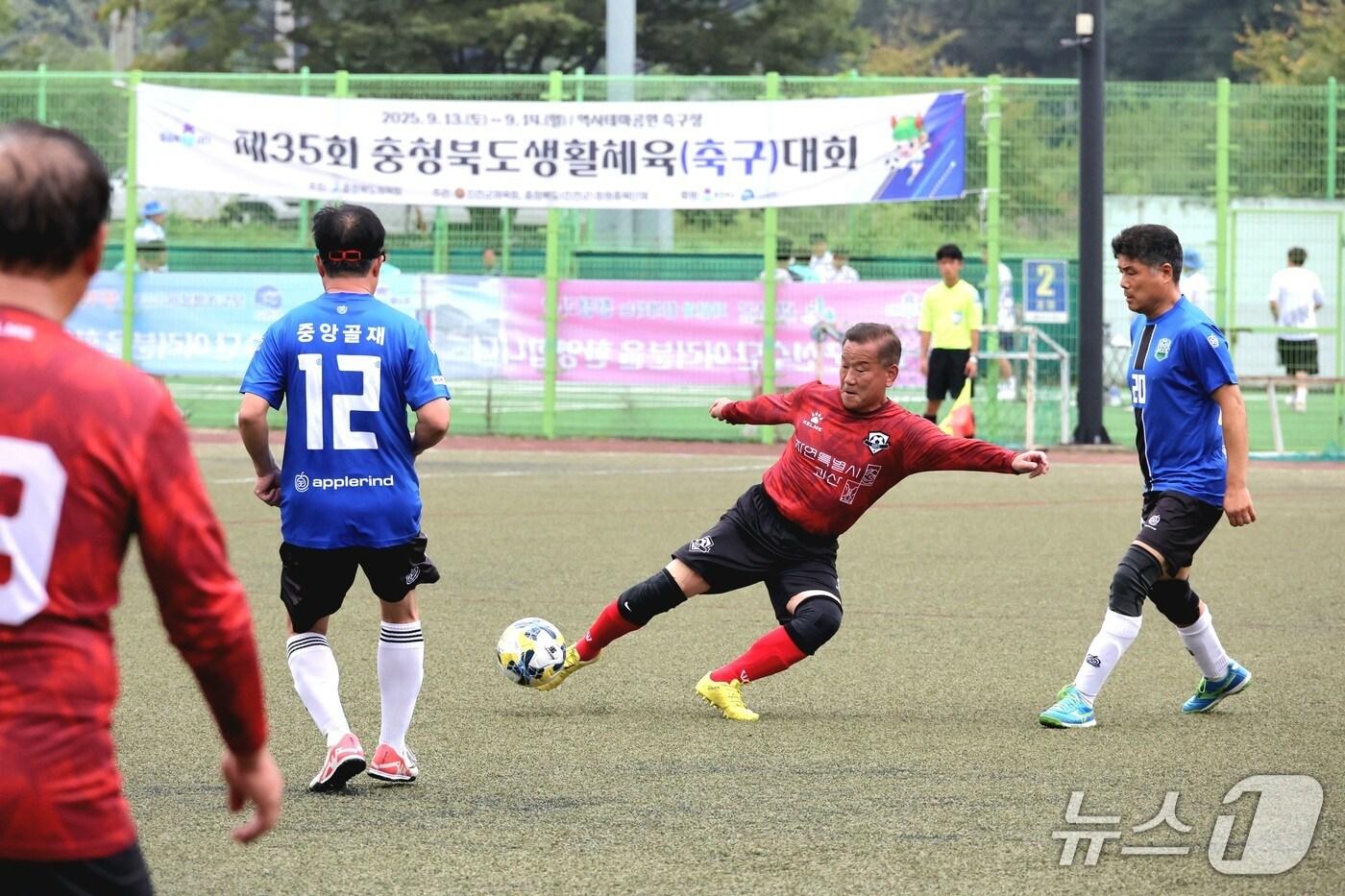 35회 충청북도 생활체육대회에 참가한 괴산군 축구팀이 경기를 하는 모습. (괴산군 제공, 재판매 및 DB금지)/뉴스1