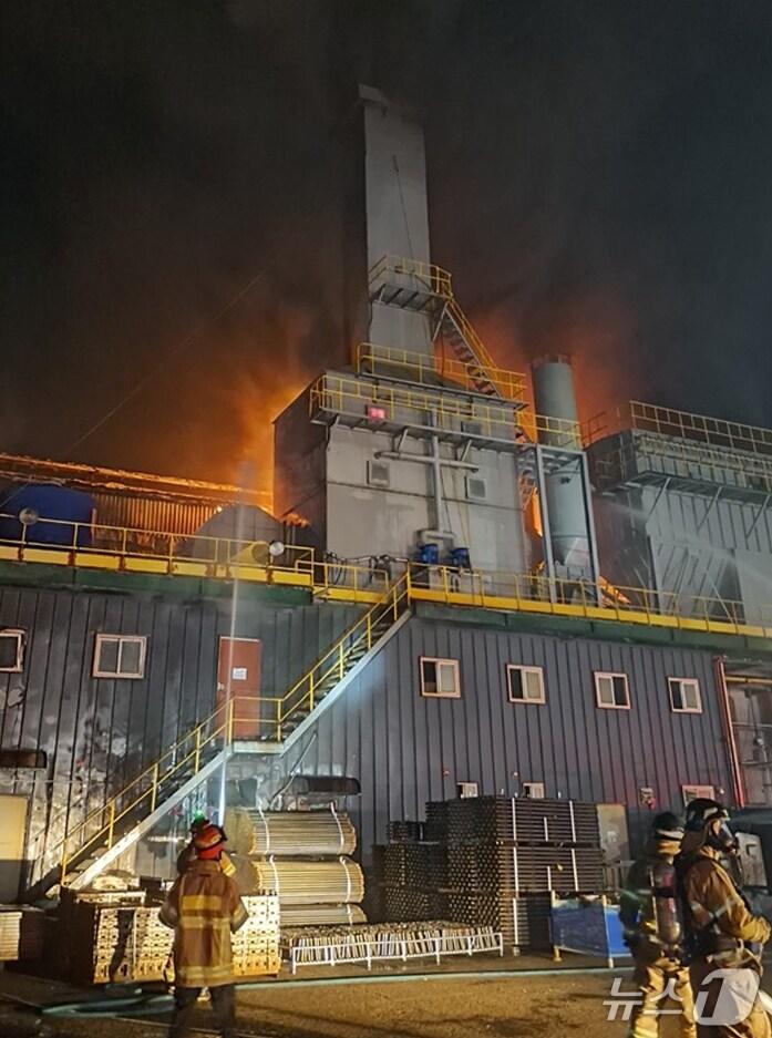 본문 이미지 - 15일 오전 2시17분쯤 경북 경주시 외동읍 아연도금업체에서 원인을 알 수 없는 불이 나 대응 1단계를 발령한 소방 당국이 진화에 나섰다. (경북소방본부 제공, 재판매 및 DB금지) 2025.9.15/뉴스1