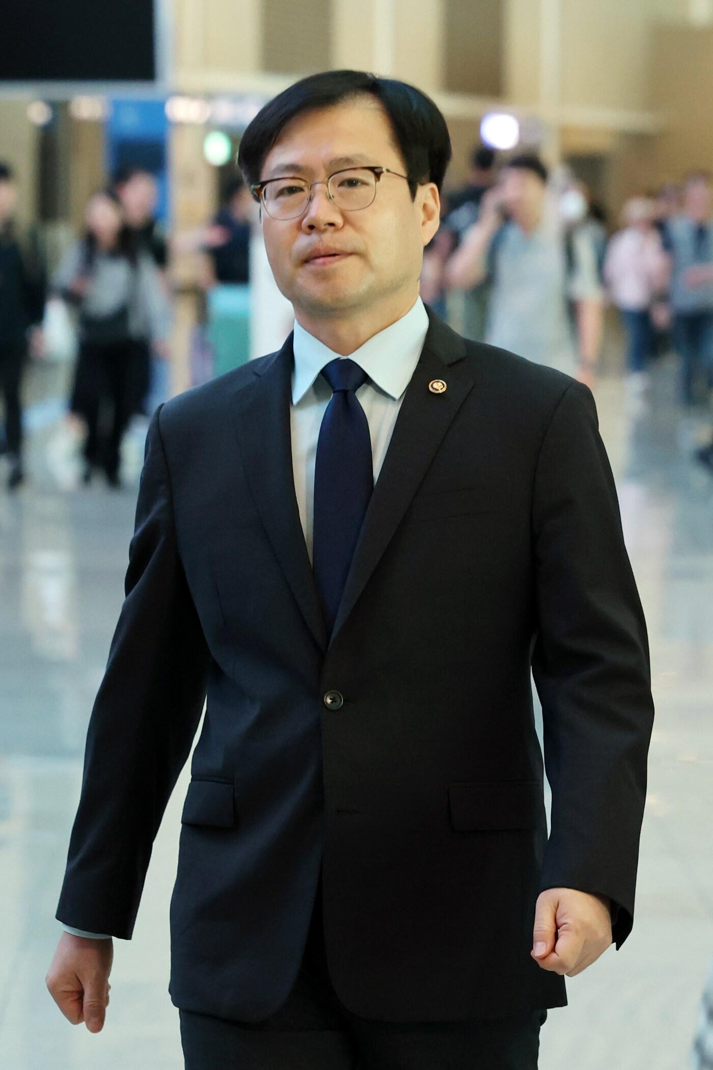 본문 이미지 - 여한구 산업통상자원부 통상교섭본부장이 15일 오전 인천국제공항에서 미국 워싱턴 DC로 출국하고 있다. 미국 출장길에 오른 여 본부장은 제이미슨 그리어 미국 무역대표부(USTR) 대표 등을 만나 한미 관세협상 후속 협의를 진행한다. 2025.9.15/뉴스1 ⓒ News1 황기선 기자