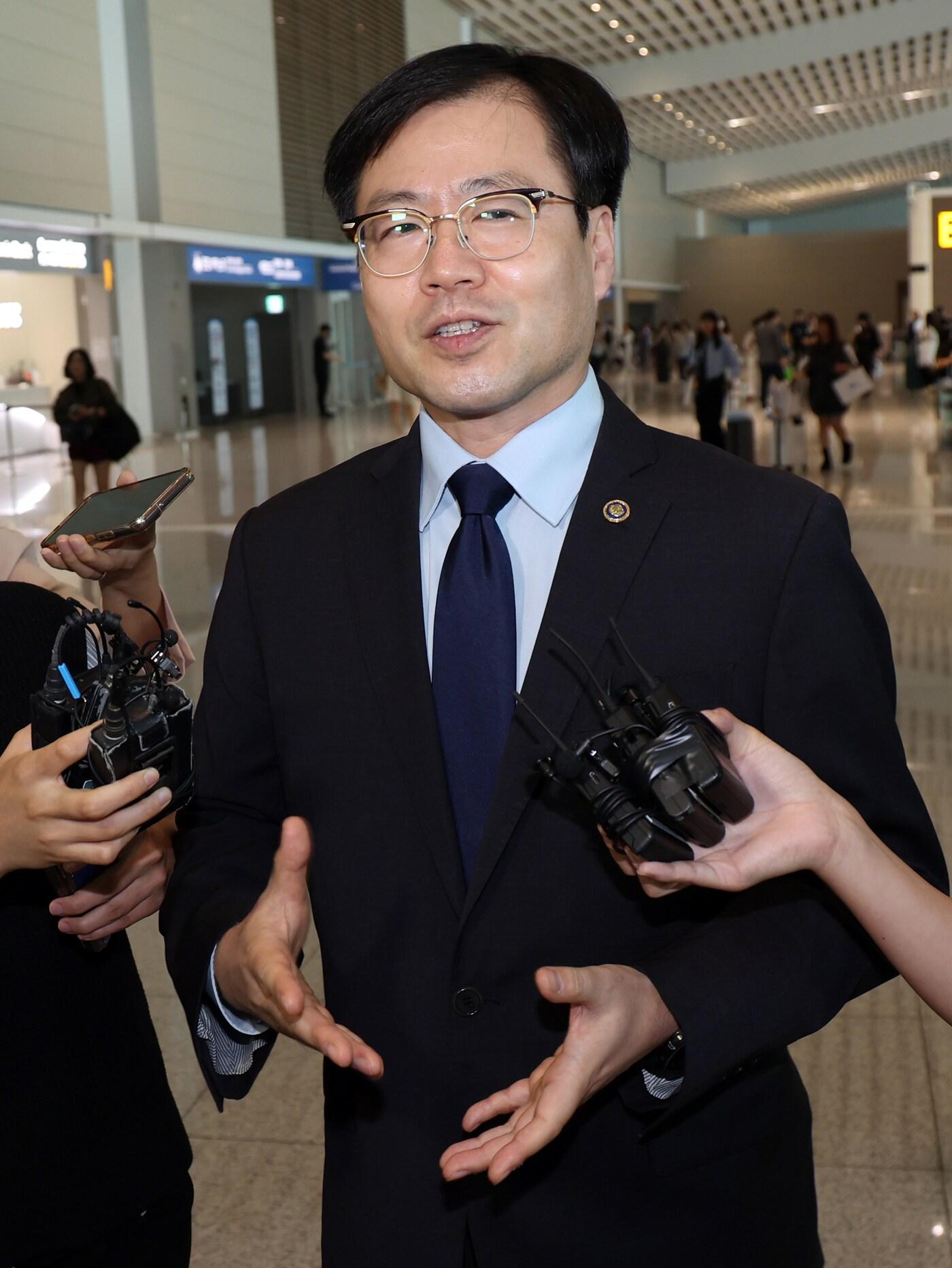 본문 이미지 - 여한구 산업통상자원부 통상교섭본부장이 15일 오전 인천국제공항에서 미국 워싱턴 DC로 출국하며 취재진 질문에 답하고 있다. 미국 출장길에 오른 여 본부장은 제이미슨 그리어 미국 무역대표부(USTR) 대표 등을 만나 한미 관세협상 후속 협의를 진행한다. 2025.9.15/뉴스1 ⓒ News1 황기선 기자