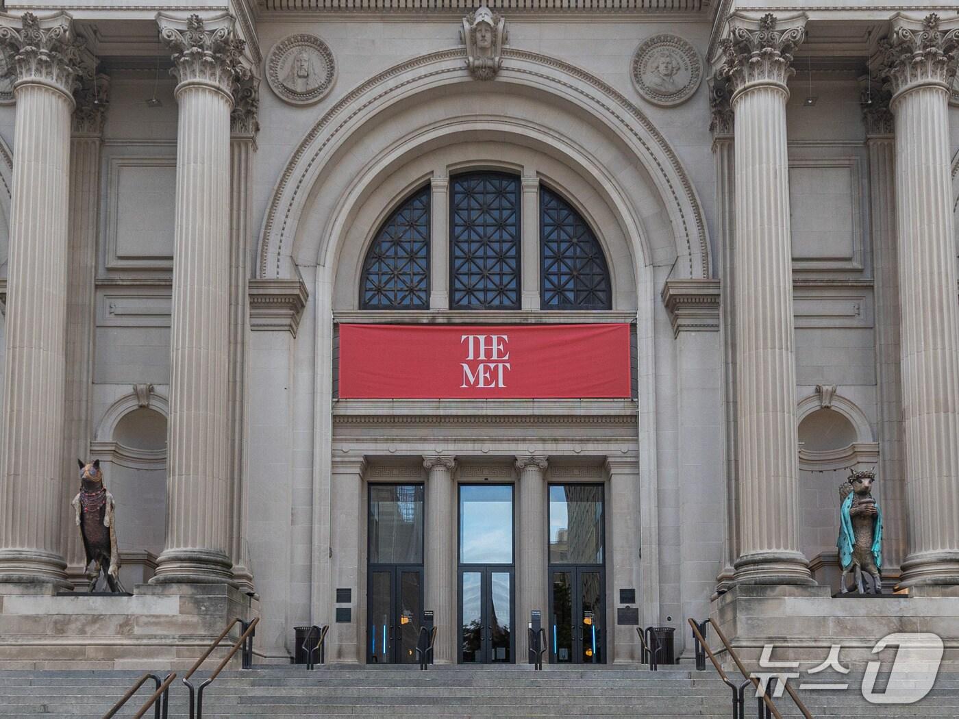 본문 이미지 - 《더 제네시스 파사드 커미션: 제프리 깁슨, The Animal That Therefore I Am》전시 전경 