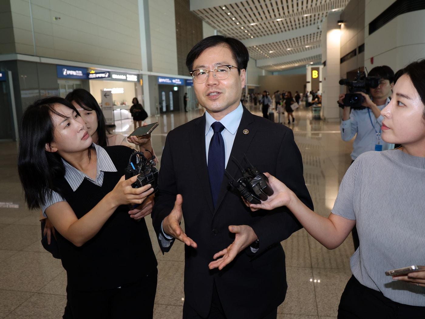 본문 이미지 - 여한구 산업통상자원부 통상교섭본부장이 15일 오전 인천국제공항에서 미국 워싱턴 DC로 출국하며 취재진 질문에 답하고 있다. 미국 출장길에 오른 여 본부장은 제이미슨 그리어 미국 무역대표부(USTR) 대표 등을 만나 한미 관세협상 후속 협의를 진행한다. 2025.9.15/뉴스1 ⓒ News1 황기선 기자