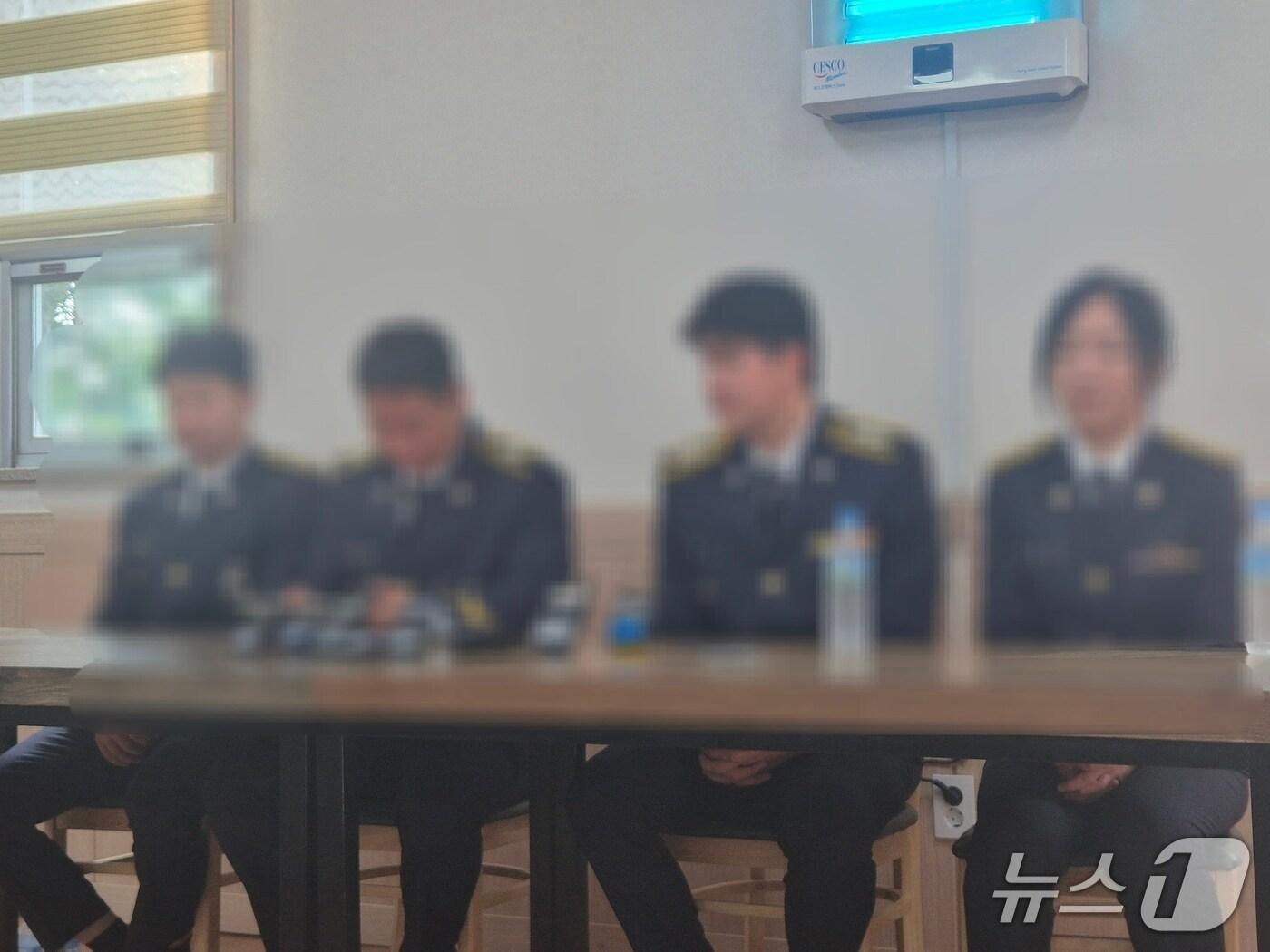 본문 이미지 - 故 이재석 경사가 지난 11일 홀로 갯벌 구조 작업에 나설 당시 당직 근무를 섰던 4명이 15일 오전 인천 동구 청기와장례식장에서 기자회견을 하고 있다./뉴스1