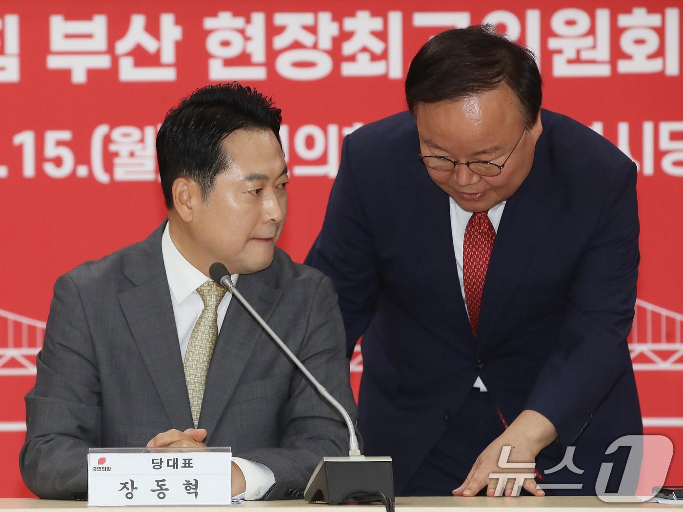 본문 이미지 - 장동혁 국민의힘 대표가 지난 9월 15일 오전 부산 수영구 국민의힘 부산시당에서 열린 현장 최고위원회의에 앞서 김재원 최고위원과 대화하고 있다. 2025.9.15/뉴스1 ⓒ News1 윤일지 기자