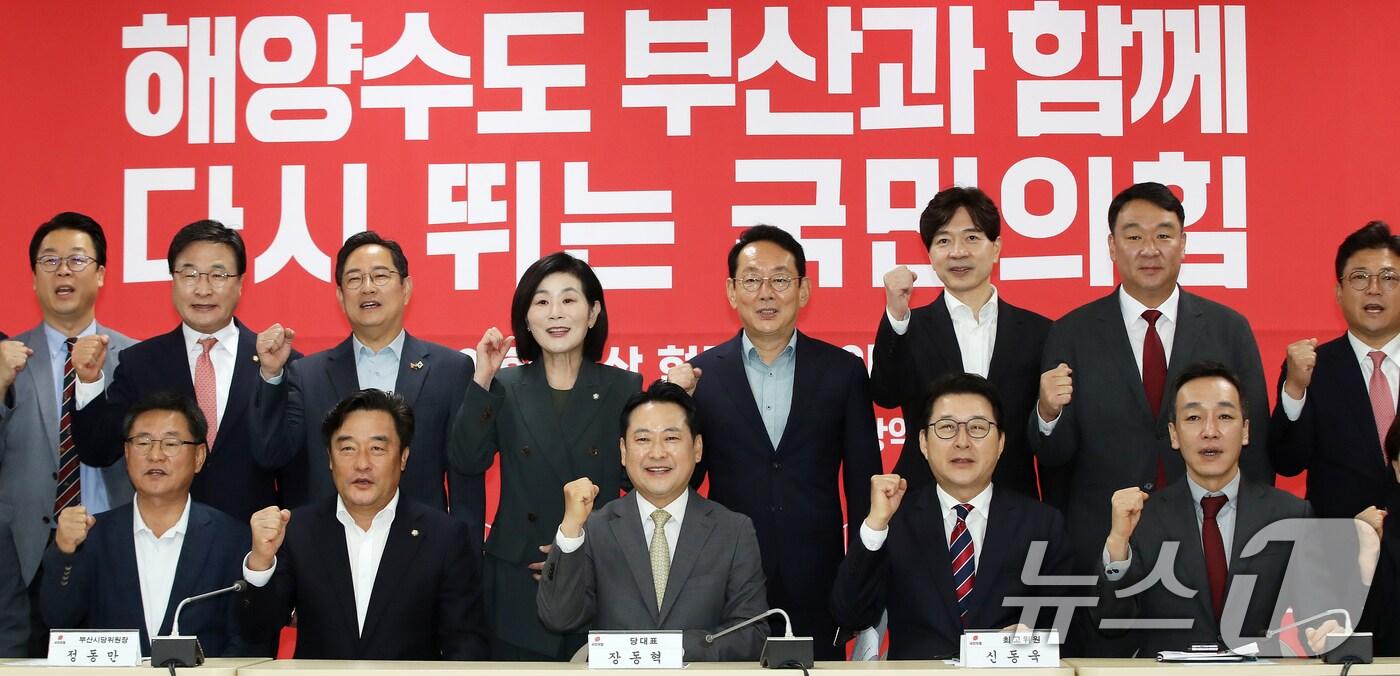 장동혁 국민의힘 대표, 정동만 부산시당위원장, 최고위원 등 참석자들이 15일 오전 부산 수영구 국민의힘 부산시당에서 열린 현장 최고위원회의에 앞서 기념촬영을 하고 있다. 2025.9.15/뉴스1 ⓒ News1 윤일지 기자