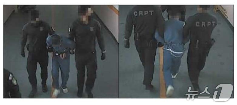 본문 이미지 - 지난해 10월 대전교도소에서 교도관들이 수용자 A 씨를 금속보호대로 결박하고 이동시키고 있다.(인권위 제공)