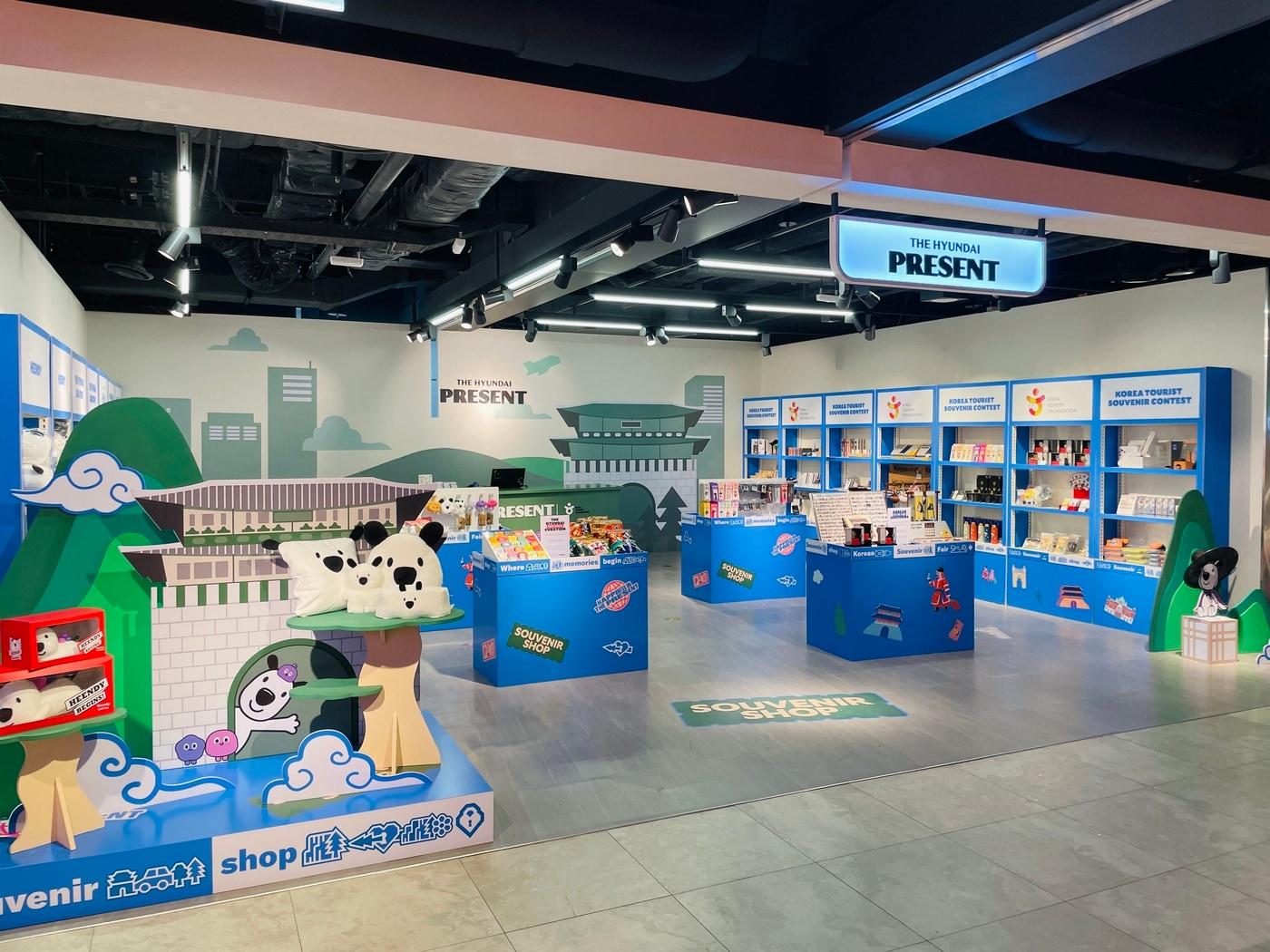 본문 이미지 - 현대아울렛 동대문점 2층 '서울 에디션'에서 더현대 프레젠트 팝업스토어 전경. (현대백화점 제공). 