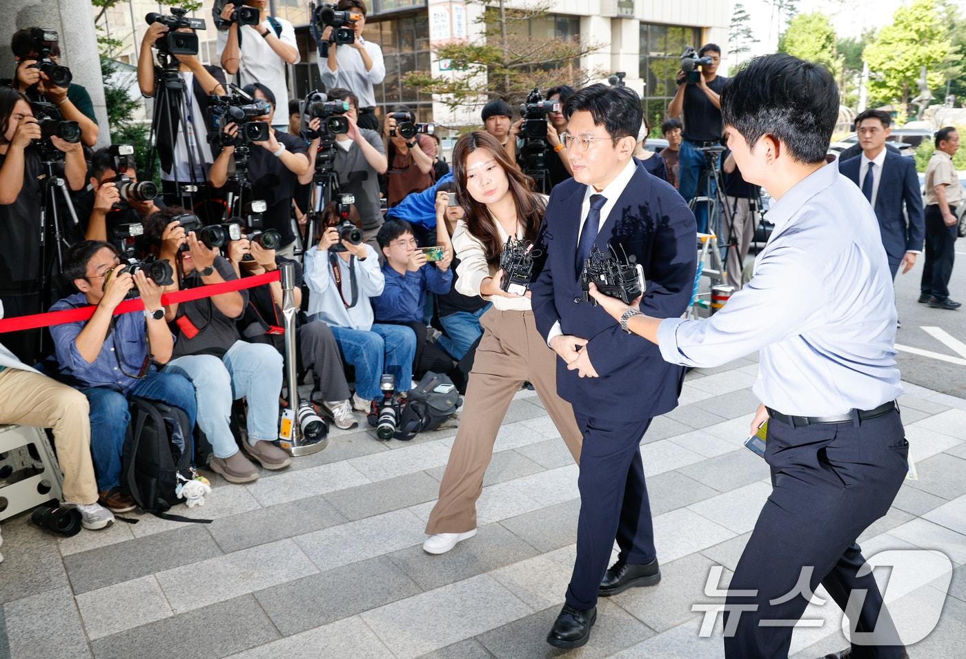 방시혁 하이브 의장이 15일 오전 자본시장법 위반 혐의(사기적 부정거래) 관련 조사를 받기 위해 마포구 서울경찰청 금융범죄수사대에 출석하고 있다. 2025.9.15/뉴스1 ⓒ News1 안은나 기자