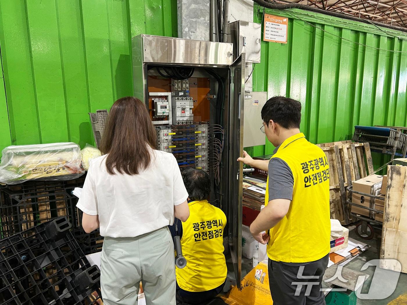 본문 이미지 - 광주시 안전점검단이 다중이용시설 안전대진단을 하고 있다.&#40;광주시 제공. 재판매 및 DB 금지&#41; 