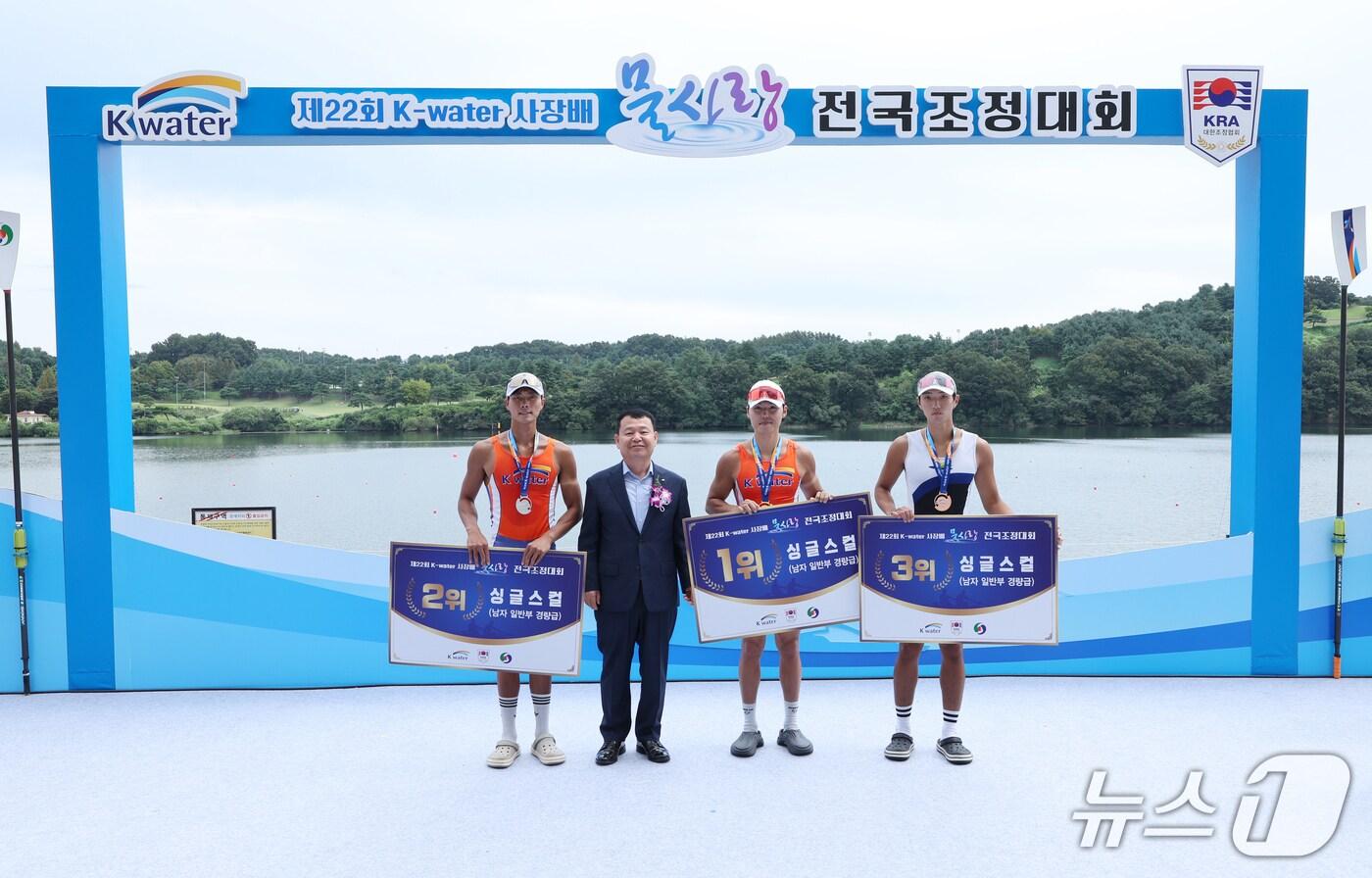 본문 이미지 - 윤석대 한국수자원공사 사장(왼쪽 두 번째)이 ‘제22회 K-water 사장배 물사랑 전국조정대회’ 경량급 싱글스컬 종목 남자일반부 경기 시상을 하고 있다.(한국수자원공사 제공.재판매 및 DB금지)/뉴스1