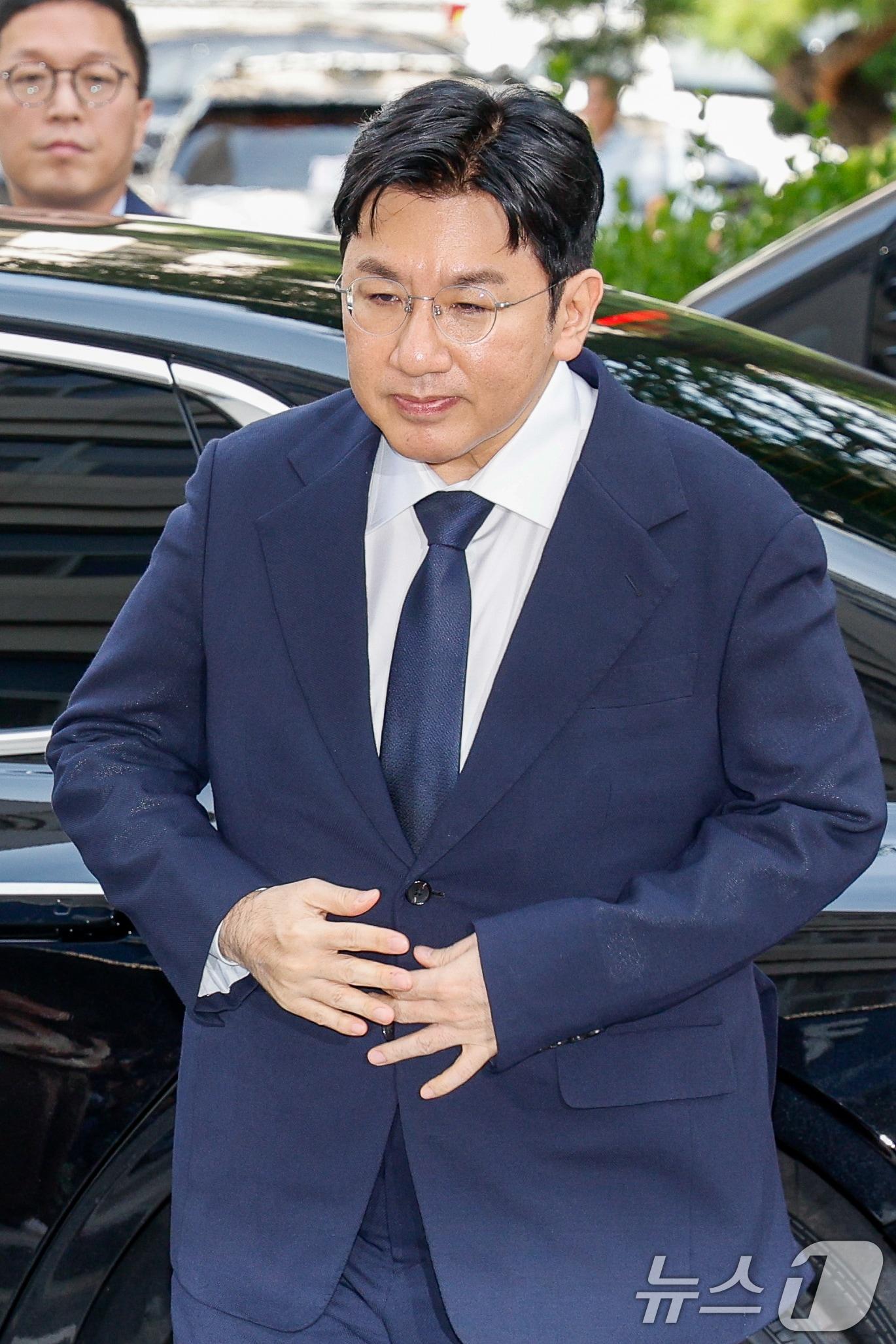 본문 이미지 - 방시혁 하이브 의장이 15일 오전 자본시장법 위반 혐의&#40;사기적 부정거래&#41; 관련 조사를 받기 위해 마포구 서울경찰청 금융범죄수사대에 출석하고 있다. 2025.9.15/뉴스1 ⓒ News1 안은나 기자