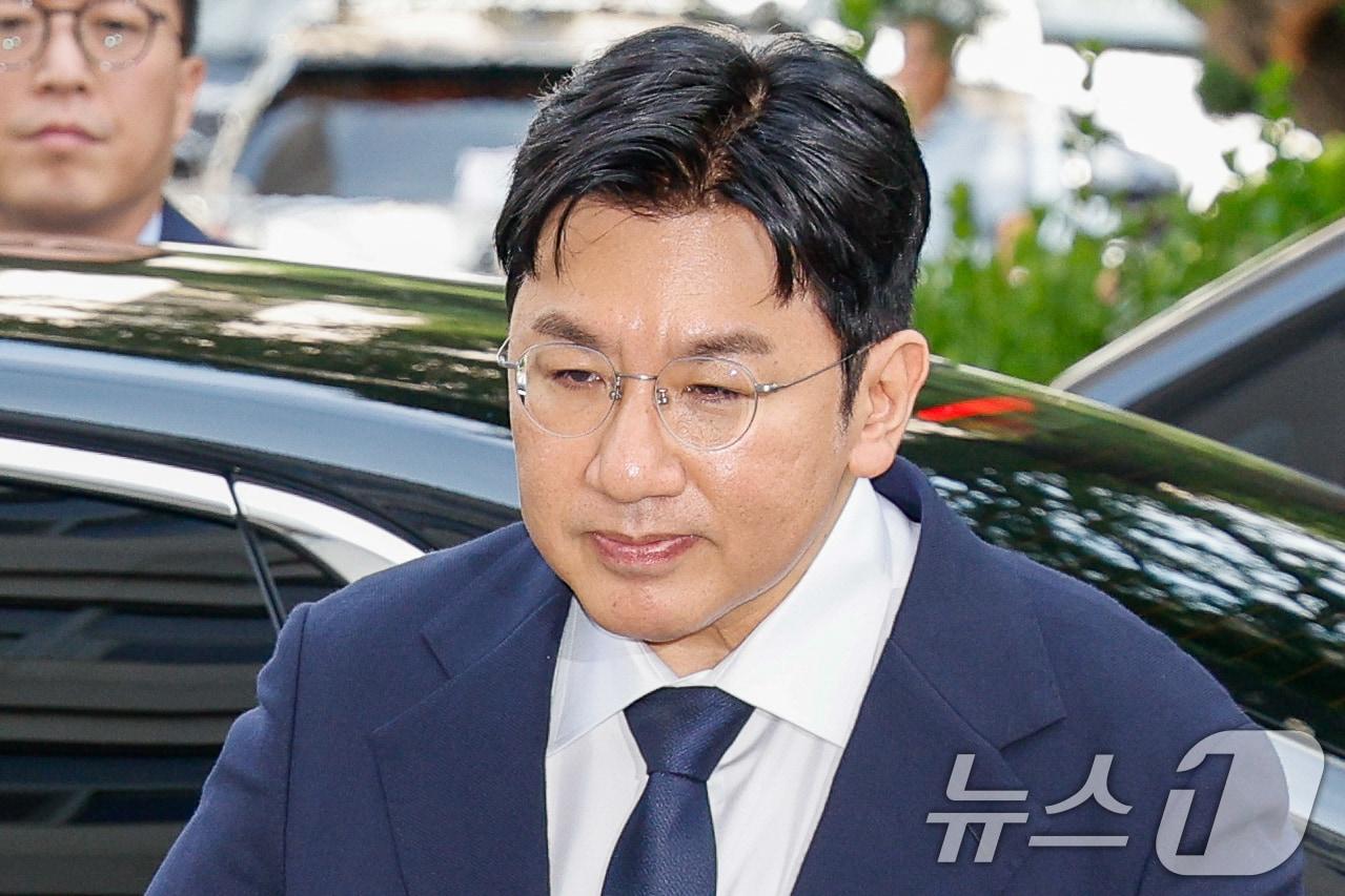 본문 이미지 - 방시혁 하이브 의장이 지난 9 15일 오전 자본시장법 위반 혐의&#40;사기적 부정거래&#41; 관련 조사를 받기 위해 마포구 서울경찰청 금융범죄수사대에 출석하고 있다. 2025.9.15/뉴스1 ⓒ News1 안은나 기자