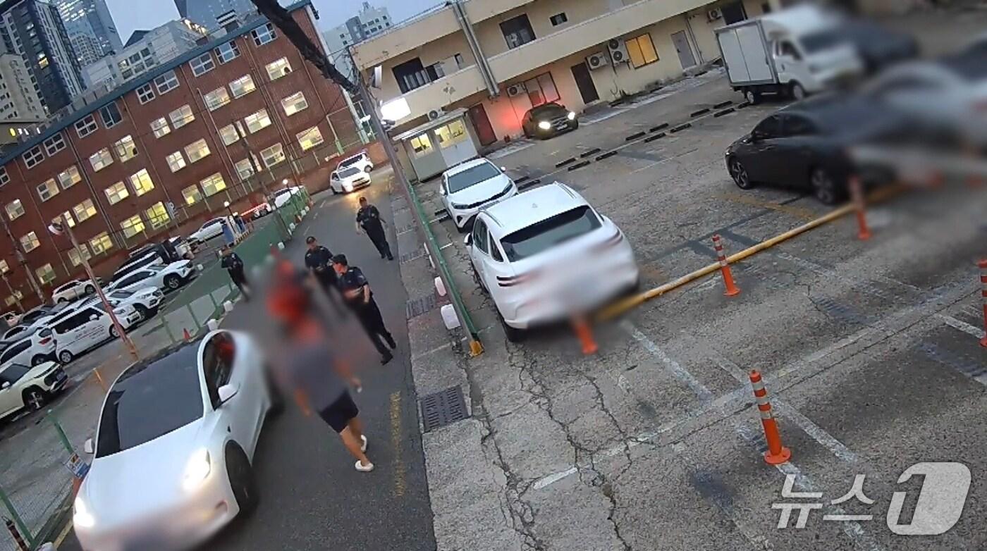 지난 9일 부산경찰청 기동순찰대가 흉기를 들고 거리를 활보한 것으로 추정되는 20대 남성들을 상대로 불심검문을 하고 있다.&#40;부산경찰청 제공 CCTV 영상 갈무리. 재판매 및 DB 금지&#41;