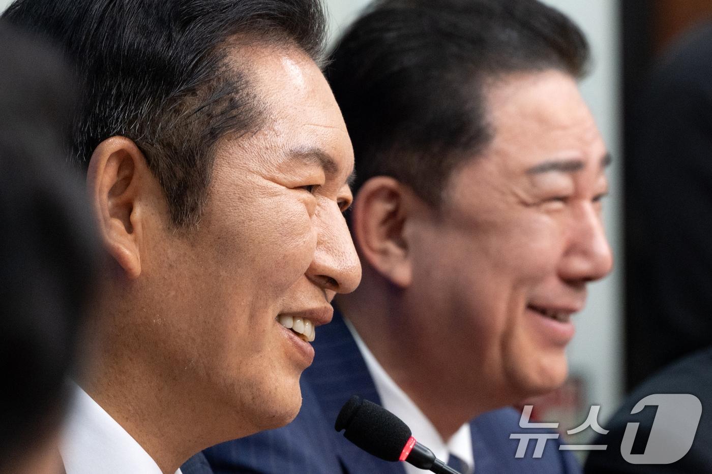 정청래 더불어민주당 대표와 김병기 원내대표가 지난 15일 서울 여의도 국회에서 열린 최고위원회의에서 미소 짓고 있다. 2025.9.15/뉴스1 ⓒ News1 이승배 기자