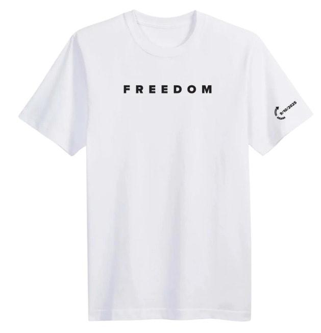 본문 이미지 - 지난 10일(현지시간) 총격으로 사망한 미국의 극우 논객 찰리 커크(31)를 추모하기 위해 제작된 티셔츠. (출처=찰리 커크 웹사이트)