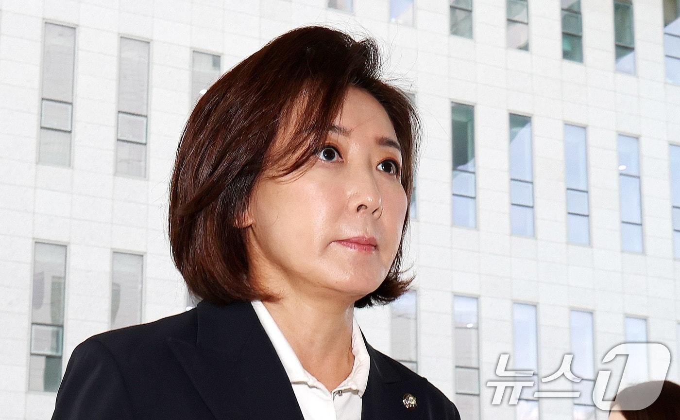 나경원 국민의힘 의원이 15일 서울 양천구 남부지법에서 열린 &#39;지난 2019년 벌어진 국회 패스트트랙&#40;신속처리안건&#41; 충돌 사건&#39; 1심 결심 공판에 출석하고 있다. 2025.9.15/뉴스1 ⓒ News1 박지혜 기자