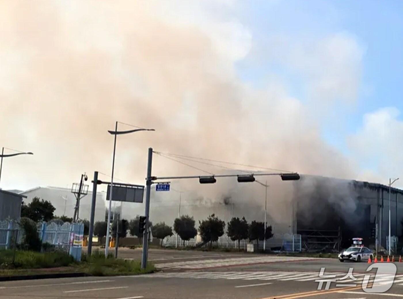 본문 이미지 - 지난 13일 오전 8시 38분쯤 전남 광양시 도이동의 한 폐자재 보관창고에서 불이 나 연기가 나고 있는 모습.(독자제공. 재판매 및 DB 금지)