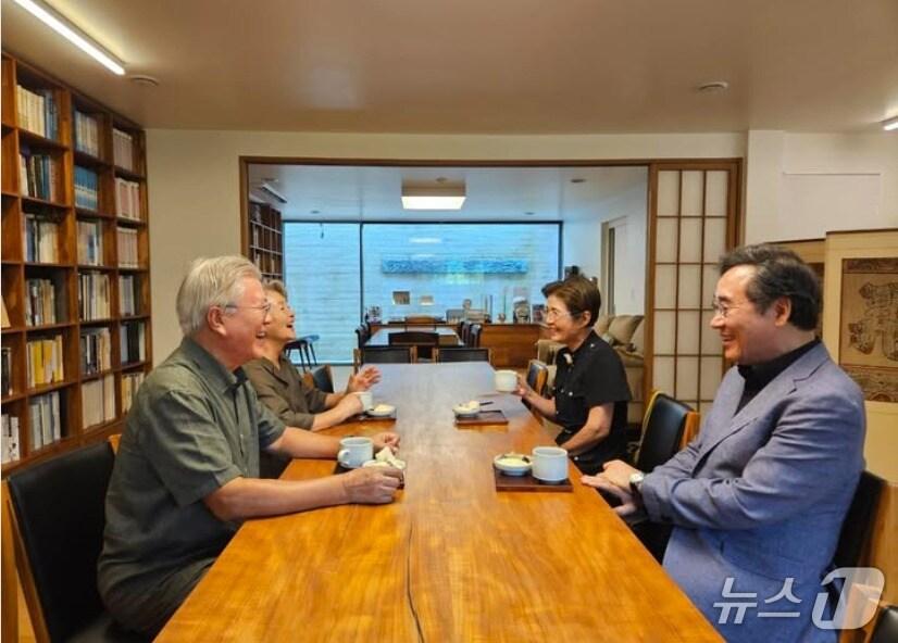 본문 이미지 - 이낙연 전 국무총리는 지난 13일 자신의 SNS에 추석인사차 경남 양산 평산 문재인 전 대통령 부부 사저를 찾았다며 활짝 웃으며 대화하고 있는 사진을 공개했다가 강성 여권 지지자들로부터 비난 세례를 받았다.&#40;SNS 갈무리&#41; ⓒ 뉴스1  