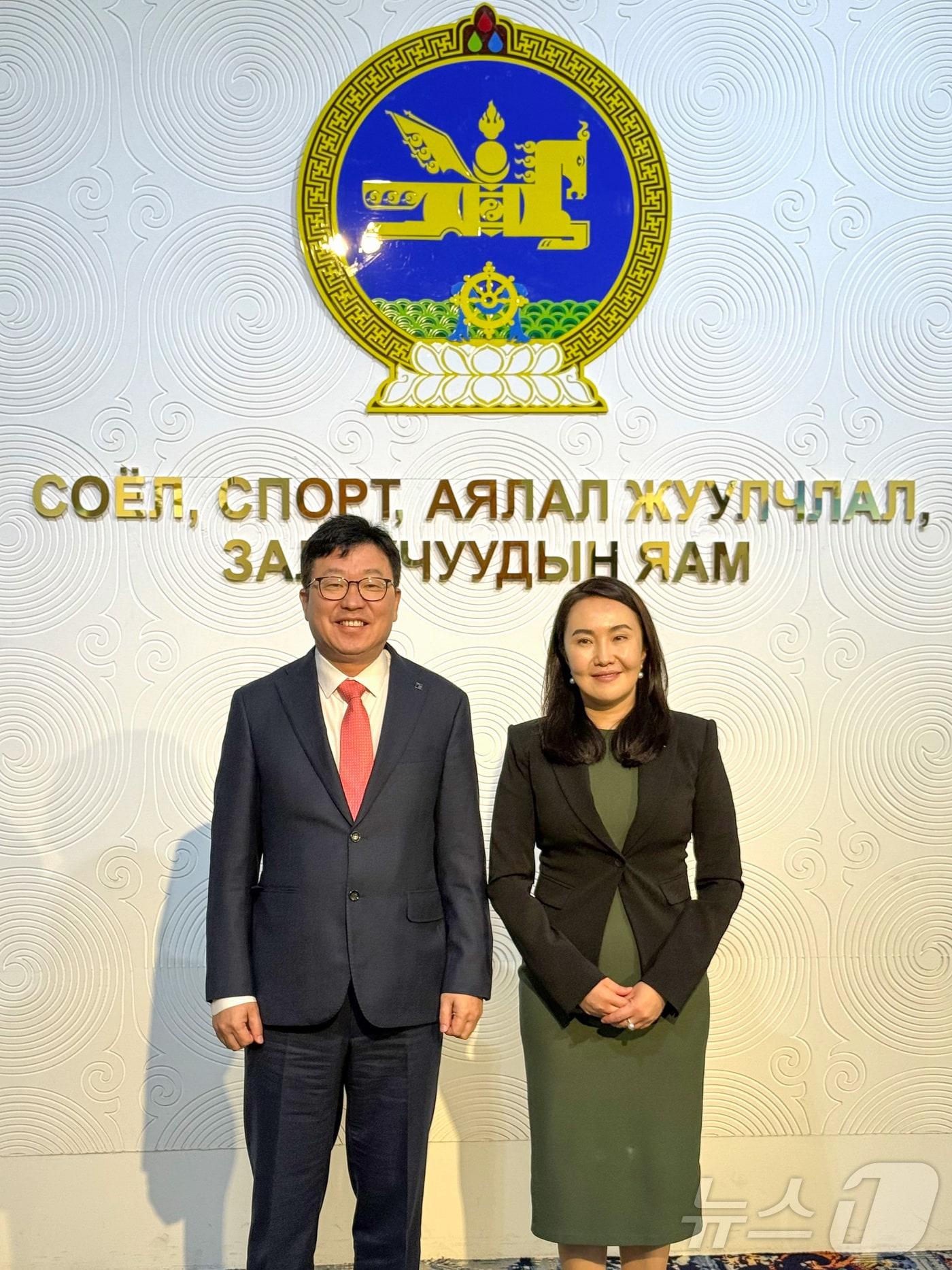 본문 이미지 - 김춘성 조선대 총장이 몽골 울란바토르에서 친바트 온드람 몽골 문체부 장관을 만나 교류 확대 방안을 논의했다.(조선대 제공. 재배포 및 DB 금지)