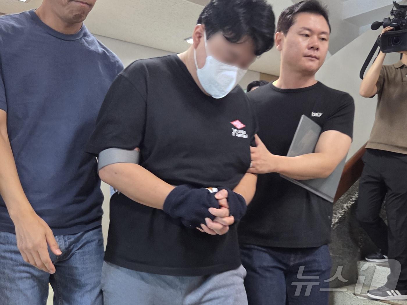 본문 이미지 - 생후 1개월된 아들을 살해한 후 유기한 혐의를 받는 30대 A 씨가 지난 9월15일 구속 전 피의자 심문&#40;영장실질심사&#41;를 받기 위해 대구지법에 출석하고 있다. 2025.9.15/뉴스1 ⓒ News1 이성덕 기자