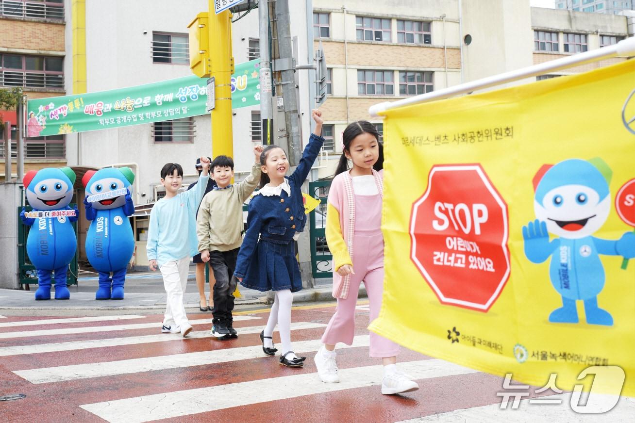 본문 이미지 - 메르세데스-벤츠 사회공헌위원회는 행정안전부, 아이들과미래재단과 함께 어린이 교통안전 라디오 캠페인을 9월 한 달간 진행한다고 15일 밝혔다. 