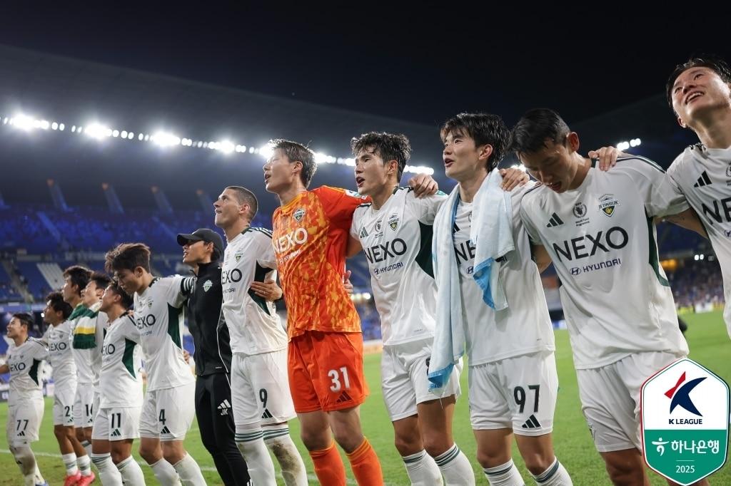 본문 이미지 - 부활한 명가 전북현대가 역대급 페이스로 우승을 향해 질주하고 있다. &#40;한국프로축구연맹 제공&#41;