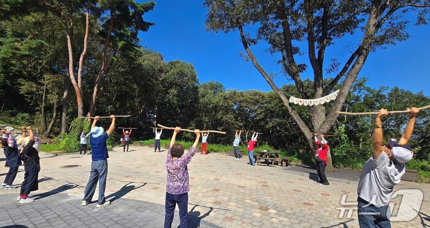 충북 괴산군보건소 치매안심센터는 오는 11월까지 어르신들의 인지기능 향상과 심신 치유를 위한 야외 치유 프로그램 '숲의 쉼'을 운영한다.(괴산군 제공, 재판매 및 DB금지)/뉴스1