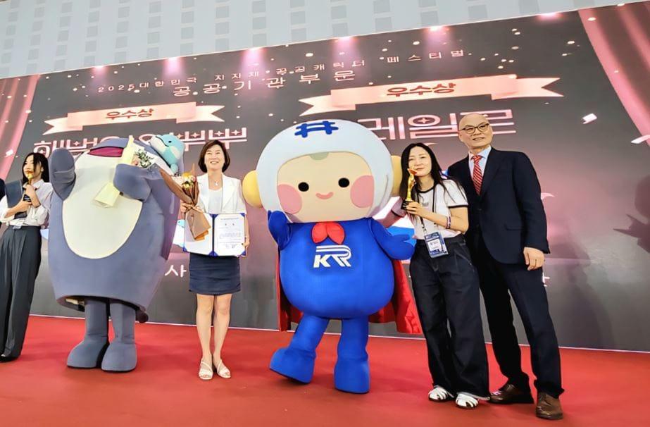 본문 이미지 - 권오나 국가철도공단 부장(왼쪽)이 수상 후 기념촬영을 하고 있다.(국가철도공단 제공) 뉴스1ⓒ news1