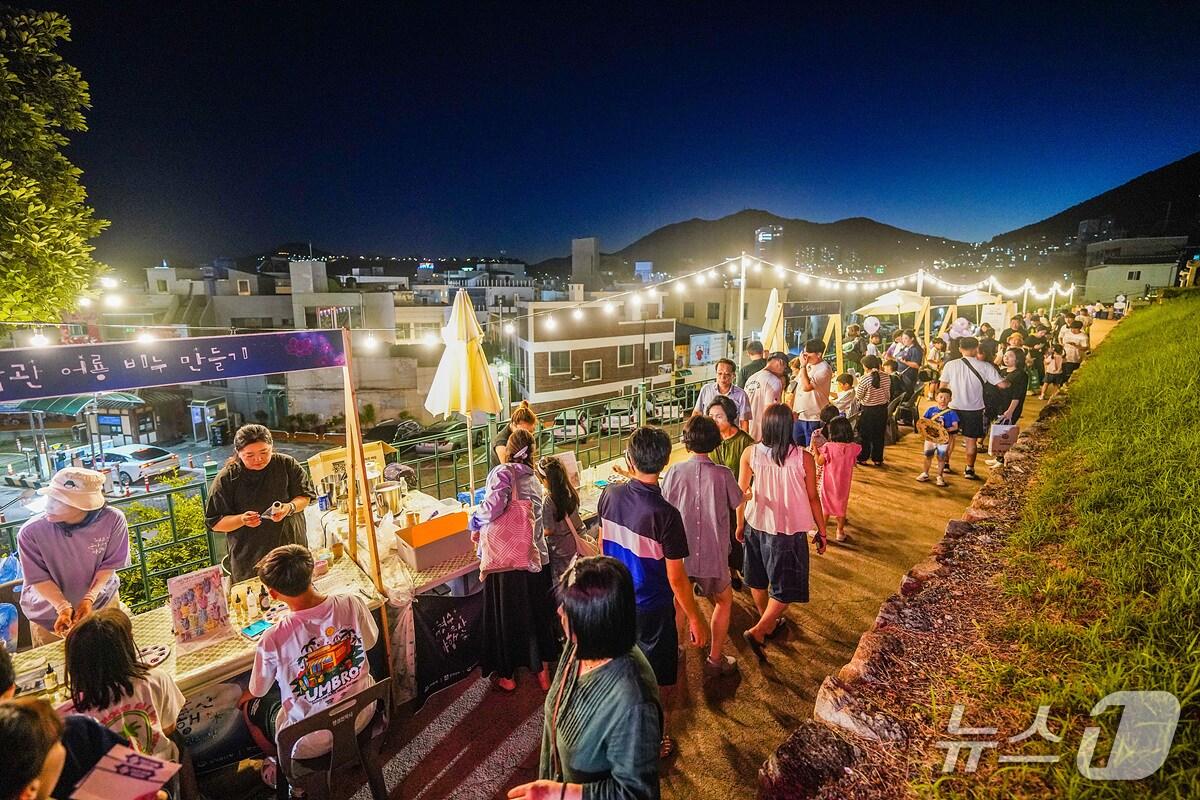 본문 이미지 - 진남관 일원에서 열린 2025 국가유산 야행 사업에 약 4만 6000명이 참여했다(여수시 제공)