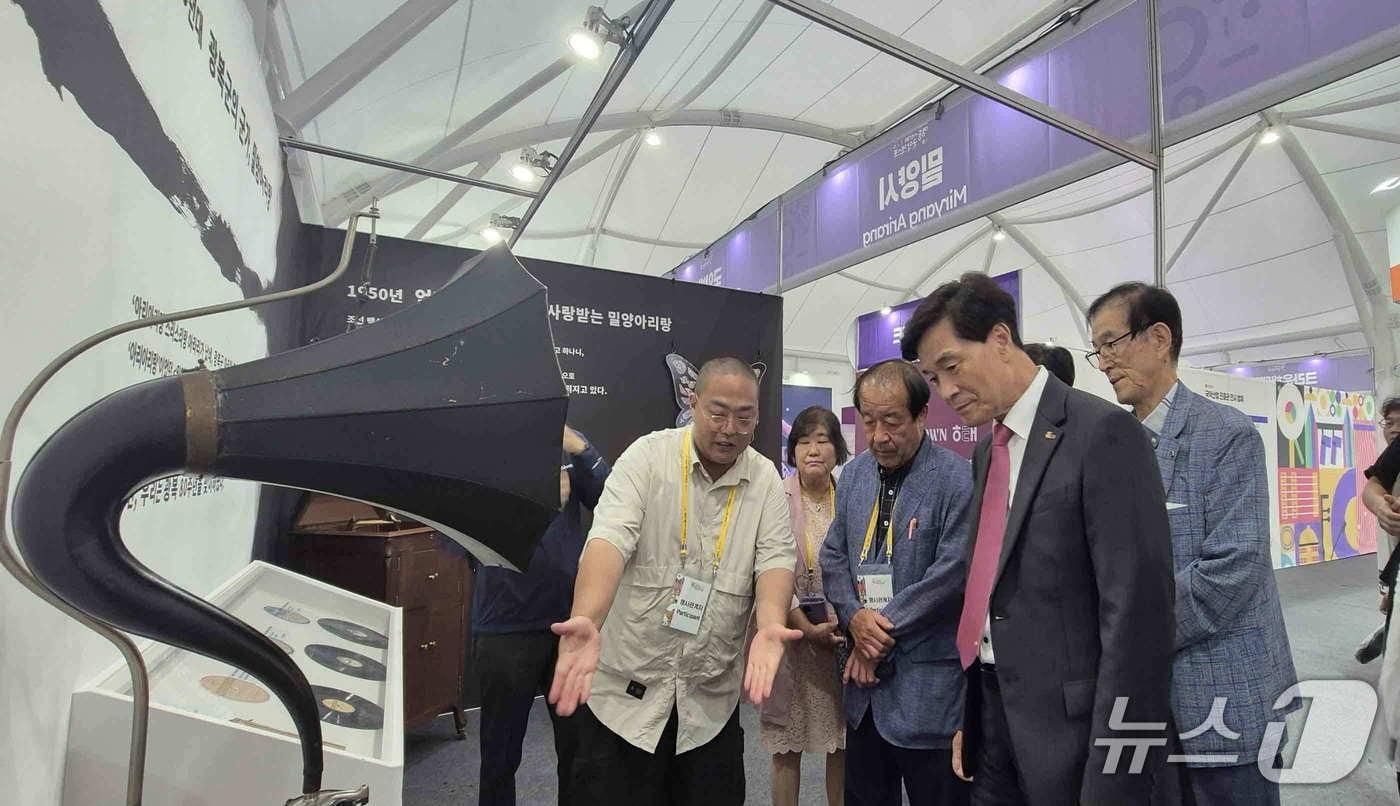 안병구 밀양시장이 12일 세계 국악 엑스포가 열리는 충북 영동을 찾아 국악산업진흥관에 설치된 밀양아리랑 홍보관을 둘러 보고 있다.(밀양시 제공. 재판매 및 DB금지)
