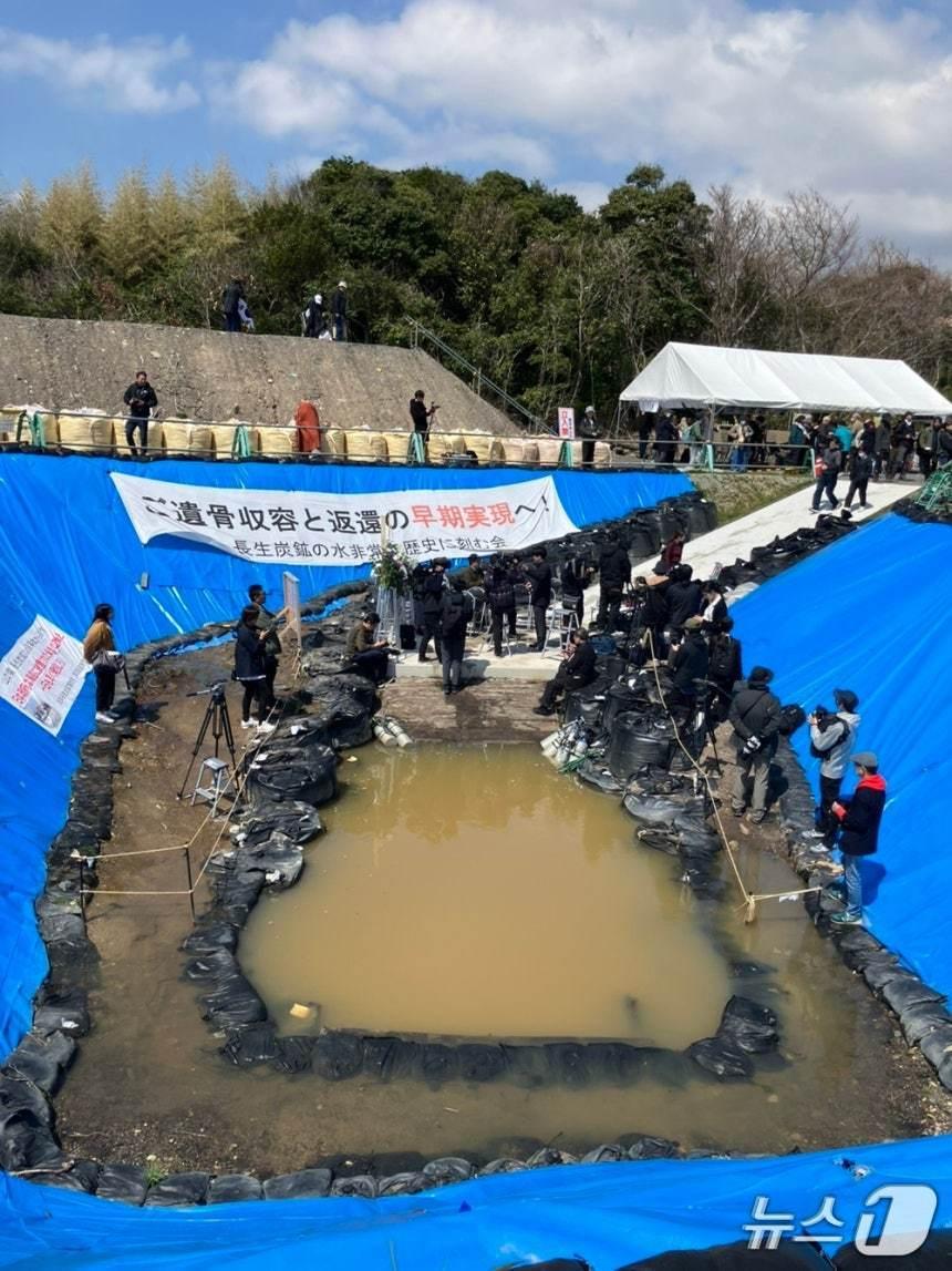 본문 이미지 - 지난 4월 1일 일본 야마구치현 우베시 장생(조세이)탄광 유해 발굴 현장에서 6월 잠수조사를 대비한 구조물 철거 작업이 진행됐다. (장생탄광 희생자 귀향 추진단 제공)