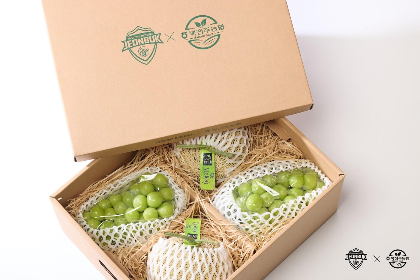 전북현대가 지역 파트너사 북전주농협 하나로마트와 협력해 특별한 선물세트를 출시했다. &#40;전북현대 제공&#41;
