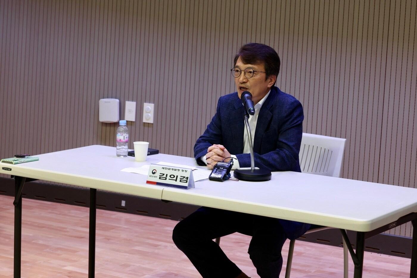 김의겸 새만금개발청장이 11일 전북 국립 새만금간척박물관에서 열린 정책 소통 기자간담회에서 취재진의 질문에 답하고 있다.(새만금개발청제공).뉴스1 ⓒ News1