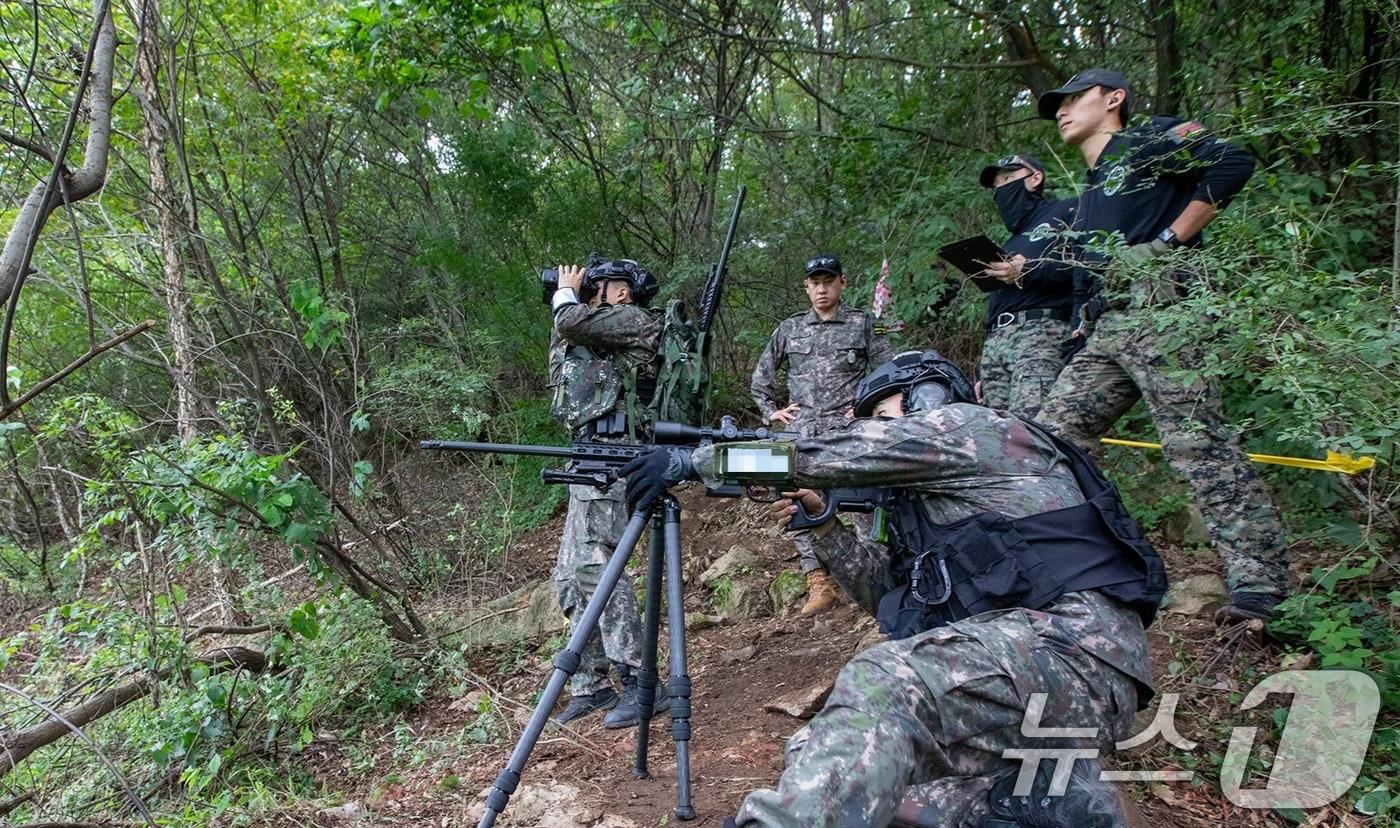 육군은 지난 10일부터 개최한 제2회 국방부장관배 국제 저격수 경연대회&#40;K-ISC&#41;가 15일 막을 내렸다고 밝혔다. 대회에 참가한 한국군 저격수가 이동표적에 대한 표적 식별 및 제압사격을 실시하고 있다. &#40;육군 제공. 재판매 및 DB 금지&#41; 2025.9.15/뉴스1