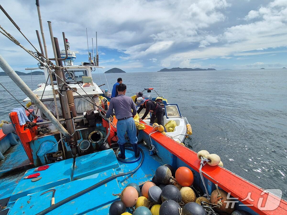 본문 이미지 - 여수시가  여수·고흥·완도 경계 해역에 불법 김양식시설물에 대한 집중 지도·단속을 펼치고 있다.(여수시 제공)