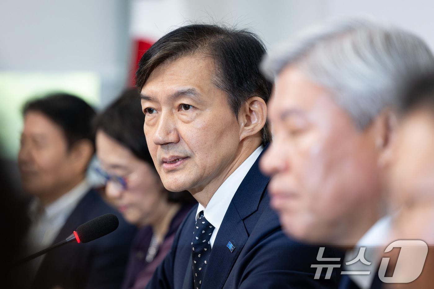 조국 조국혁신당 비상대책위원장이 15일 서울 여의도 국회에서 열린 첫 비상대책위원회의에서 공개 회의 후 취재진 질문에 답하고 있다. 2025.9.15/뉴스1 ⓒ News1 유승관 기자