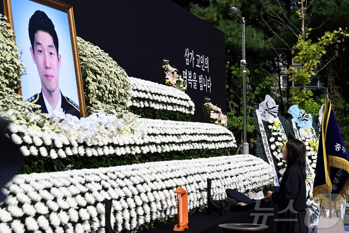 고립된 70대 중국 국적 남성을 구조하려다 숨진 고 이재석 경사의 영결식이 열린 15일 인천해양경찰서에서 고 이 경장의 모친이 신발을 올려놓고 슬퍼하고 있다. 2025.9.15/뉴스1 ⓒ News1 김성진 기자