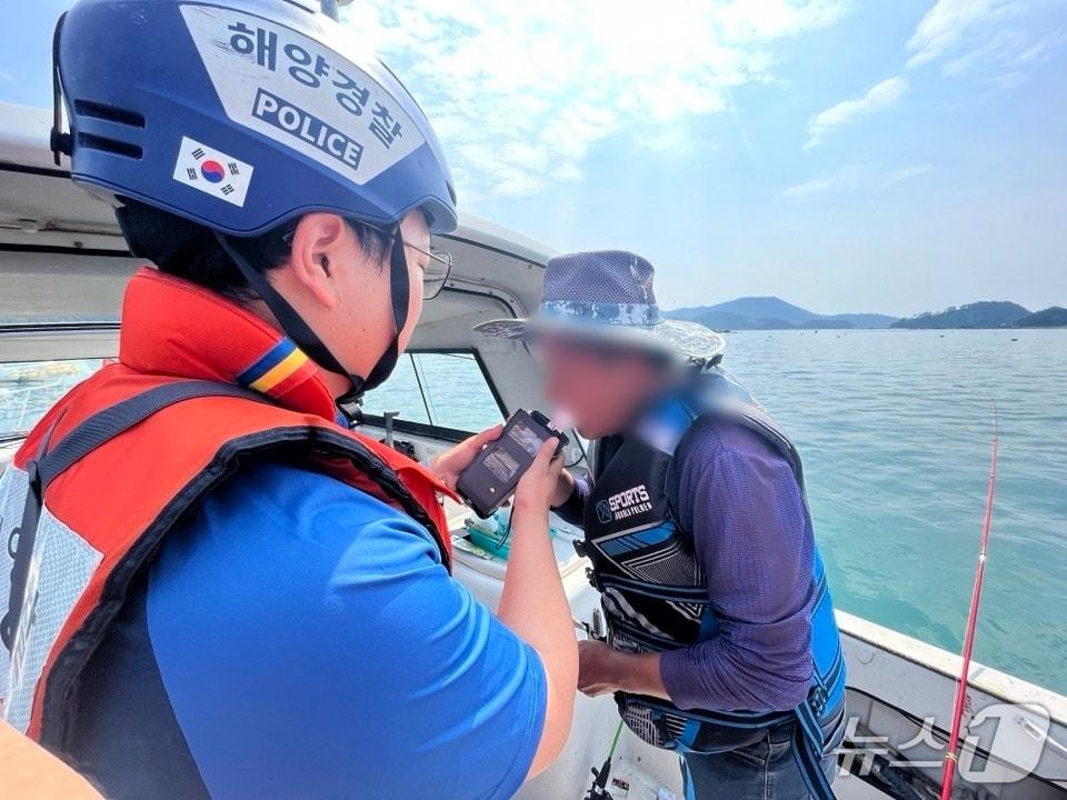 본문 이미지 - 군산해경이 낚시승객에게 음주측정을 하고 있다.(군산해경 제공. 재판매 및 DB금지)