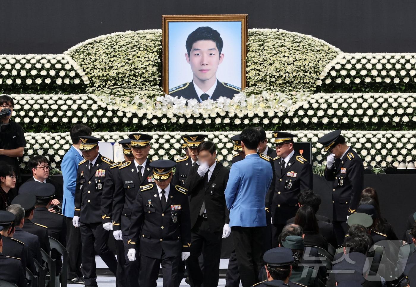 15일 오전 인천 서구 인천해양경찰서에서 영흥도 갯벌에 고립된 70대 중국인을 구조하다 숨진 故 이재석 경사의 영결식이 엄수된 가운데 경찰 관계자들이 헌화 및 분향을 하고 있다. (공동취재)2025.9.15/뉴스1 ⓒ News1 김성진 기자